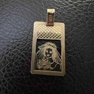 18k 750 Real Gold bride carving pendant